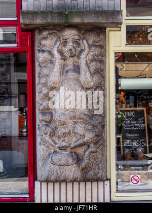 Beeld Tür Jan Trapman Genaamd Energie, Stoomwolk Uit Ketel in de Vorm van Een Mann (2), Nieuwe Hoogstraat 12-16 Stockfoto