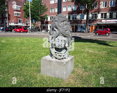 Eine Skulptur eines Frauenkopfes am Hoofddorpplein in Amsterdam. Dieses Kunstwerk fängt einen Moment des künstlerischen Ausdrucks ein und ist Teil der öffentlichen Kunstinstallationen der Stadt. Stockfoto