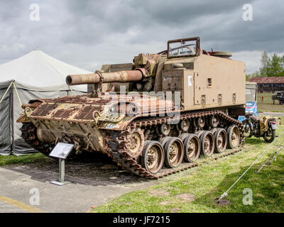 Die 155-mm-Haubitze SP M44, die im Schützenmuseum in Brasschaat ausgestellt wurde, ist eine selbstfahrende Artillerie, die bei militärischen Operationen eingesetzt wurde Stockfoto