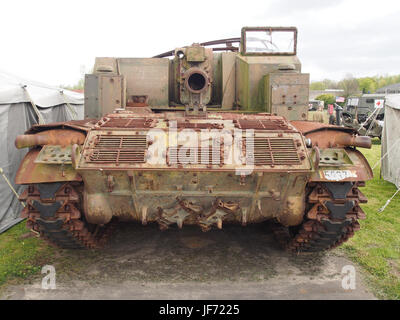 Die 155-mm-Haubitze SP M44 im Gunfire Museum in Brasschaat ist eine selbstfahrende Artillerie, die während des Kalten Krieges verwendet wurde und fortschrittliche Militärtechnologie zeigt. Stockfoto