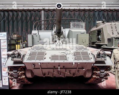 Die selbstfahrende Haubitze M44 155 mm ist ein US-amerikanisches Artilleriegerät, das Mitte des 20. Jahrhunderts verwendet wurde. Sie kombiniert Mobilität und Feuerkraft in einem selbstfahrenden Format und demonstriert die Fortschritte in der militärischen Artillerie. Stockfoto
