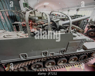 Die selbstfahrende M44 155 mm-Haubitze, ein mächtiges Artilleriegerät, das von der US-Armee entwickelt wurde und Mitte des 20. Jahrhunderts für mobile Feuerunterstützung eingesetzt wurde. Stockfoto