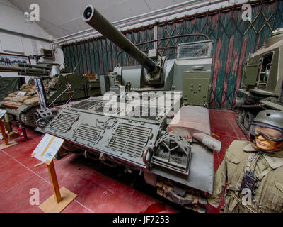 Die selbstfahrende M44 155-mm-Haubitze ist ein schweres Artilleriegerät, das für die Fernfeuerunterstützung eingesetzt wird. Mit seiner 155-mm-Kanone wurde sie für die Mobilität auf dem Schlachtfeld entwickelt und wurde während des Kalten Krieges weit verbreitet. Stockfoto