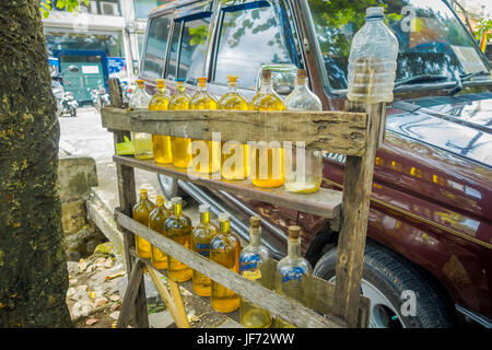 BALI, Indonesien - 8. März 2017: Illegale Benzin Benzin wird an der Seite der Straße verkauft, Recycling-Glas Wodka-Flaschen in Bali, Indonesien. Stockfoto