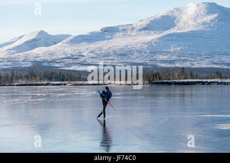 Junger Mann auf dem Eis bewegen Stockfoto