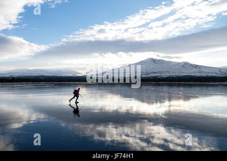 Junger Mann auf dem Eis bewegen Stockfoto