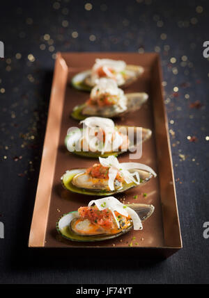 Muscheln auf Tablett Stockfoto