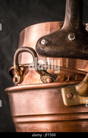 Satz von Kupfer Töpfe und Pfannen vertikale Stockfoto