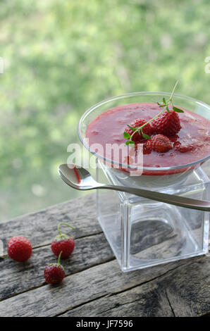 Klassische italienische Dessert mit Beerensauce Stockfoto