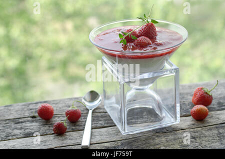 Klassische italienische Dessert mit Beerensauce Stockfoto