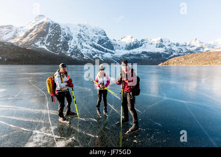 Porträt der Eisläufer auf dem zugefrorenen See Stockfoto