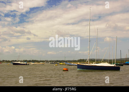 Sportboote auf ihren Liegeplätzen im historischen Hafen Bosham in West Sussex im Süden Englands Stockfoto