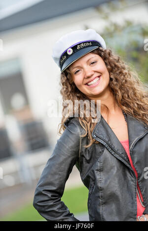 Porträt der lächelnde Frau mit Kapitäne Mütze Stockfoto