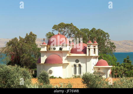 Die griechisch-orthodoxe Kirche der Heiligen Apostel oder auch bekannt als die Kirche der sieben Apostel, Kapernaum, mit Blick auf den See Genezareth, Israel. Stockfoto