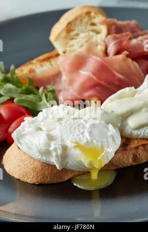 Eggs Benedict mit Speck, Stockfoto