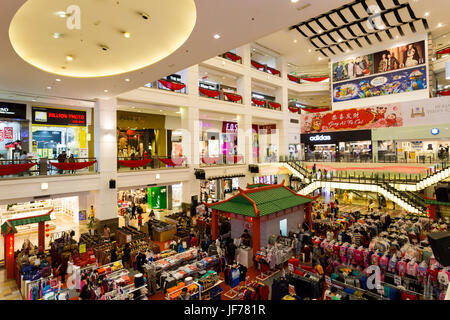 Kuala Lumpur, Malaysia - 26. Januar 2017: Interior von Berjaya Times Square Shopping Mall.  Berjaya Times Square ist ein 48-geschossige, 203 m Doppelturm, heiß Stockfoto