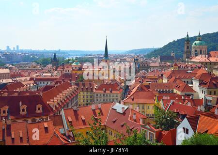 Roten Dächer der alten Prag Stockfoto