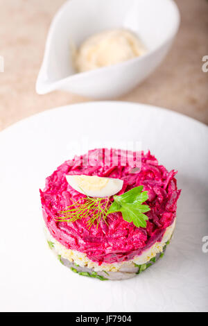 Matjes Hering Tartar auf einer weißen Platte Stockfoto