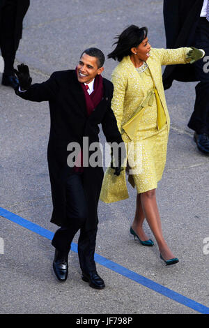 Präsident Barack Obama und der First Lady Michelle Obama wave in die Menge, als sie ihren Weg nach unten der Pennsylvania Avenue 2009 Presidential inaugural Parade in Washington, D.C., jan. 20, 2009. dod Foto von Master Sgt. Gerold Gamble, der US Air Force Stockfoto