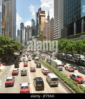 Schwerlastverkehr auf Harcourt Road, Wan Chai, Hong Kong. Stockfoto