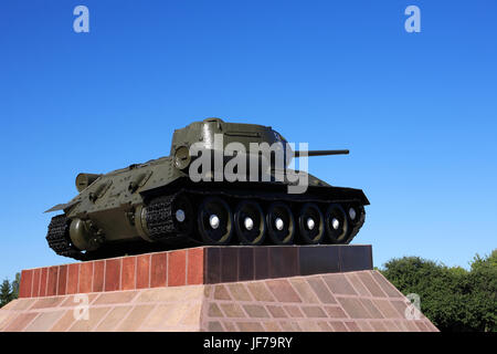 Legendäre alte sowjetische Militär Panzer t-34 gegen blauen Himmel Stockfoto