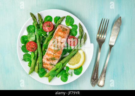 Gegrillter Lachs mit Spargel und grünem Salat Stockfoto