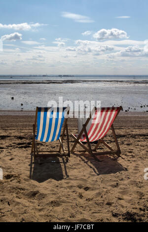 Bunten Liegestühlen auf drei Muscheln Strand, Southend-on-Sea, Essex, England Stockfoto