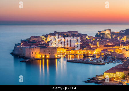 Kroatien Dubrovnik Kroatien dalmatinische Küste Blick auf Dubrovnik alte Stadt beleuchtet Stadt Wände alten Hafen und den Hafen Sonnenuntergang Nacht Dubrovnik Kroatien Europa Stockfoto