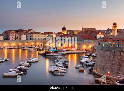 Kroatien Dubrovnik Kroatien dalmatinische Küste Blick auf Dubrovnik alte Stadt beleuchtet Stadt Wände alten Hafen und den Hafen Sonnenuntergang Nacht Dubrovnik Kroatien Europa Stockfoto