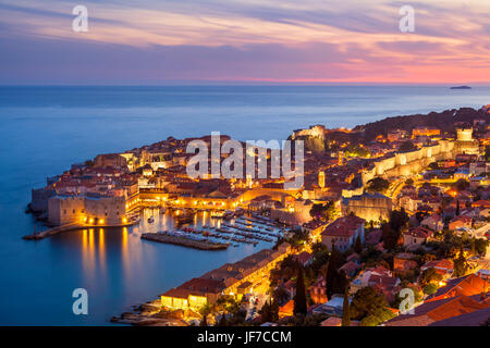 Kroatien Dubrovnik Kroatien dalmatinische Küste Blick auf Dubrovnik alte Stadt beleuchtet Stadt Wände alten Hafen und den Hafen Sonnenuntergang Nacht Dubrovnik Kroatien Europa Stockfoto