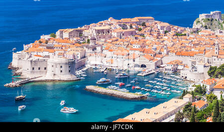 Kroatien Dubrovnik Kroatien dalmatinischen Küstenblick auf Dubrovnik Altstadt und Hafen mit Booten Dubrovnik Kroatien Europa Stockfoto