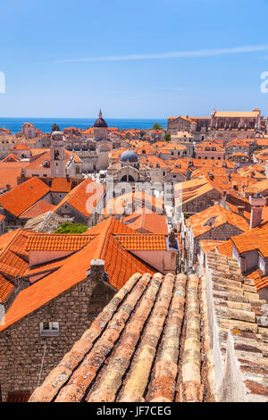 Kroatien-Dubrovnik-Kroatien-Dalmatien Dubrovnik alte Stadt Dubrovnik roten Ziegeln Dächer alte Häuser blauer Himmel Dubrovnik Altstadt Kroatien Europa Stockfoto