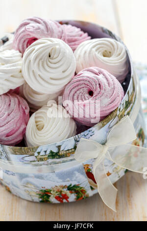 Hausgemachte Marshmallows in Geschenkbox. Stockfoto