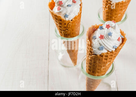 Leckereien für Urlaub Independence Day am 4. Juli. Hausgemachte Sahne-Eis in Waffeln, verziert mit Sternen in traditionellen Farben - blau, rot, weiß. Auf Stockfoto
