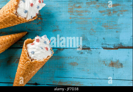Leckereien für Urlaub Independence Day am 4. Juli. Hausgemachte Sahne-Eis in Waffeln, verziert mit Sternen in traditionellen Farben - blau, rot, weiß. Auf Stockfoto