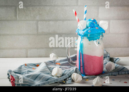 Leckereien für Independence Day Feiertag, Juli 4. Hausgemachter Milchshake, verrückte Shake mit Eis, in den traditionellen Farben - blau, rot, weiß, verziert mit Stockfoto