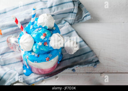 Leckereien für Independence Day Feiertag, Juli 4. Hausgemachter Milchshake, verrückte Shake mit Eis, in den traditionellen Farben - blau, rot, weiß, verziert mit Stockfoto
