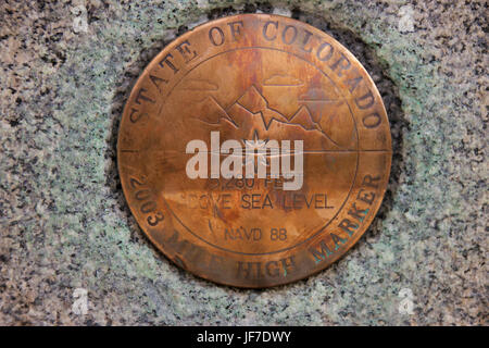 Mile High Marker an der Treppe zum State Capitol von Colorado in Denver. Stockfoto