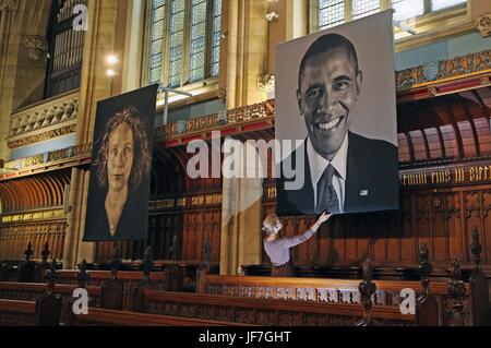 Die erste Kunstausstellung, die in der St. Cuthbert's Chapel in Ushaw in Durham kuratiert wurde, wurde endgültig angepasst, sechs zwei Meter hohe Wandteppiche von Chuck Close, dem amerikanischen Hyper-realistischen Künstler. Stockfoto