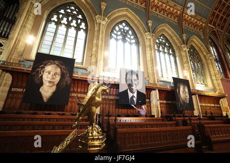 Letzte Anpassungen werden auf die erste Kunstausstellung in St. CuthbertÕs Chapel in Ushaw in Durham, sechs zwei Meter hohe Wandteppich Porträts von hyper-realistischen Amerikaners Chuck Close kuratiert werden. Stockfoto