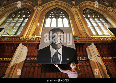 Die erste Kunstausstellung, die in der St. Cuthbert's Chapel in Ushaw in Durham kuratiert wurde, wurde endgültig angepasst, sechs zwei Meter hohe Wandteppiche von Chuck Close, dem amerikanischen Hyper-realistischen Künstler. Stockfoto