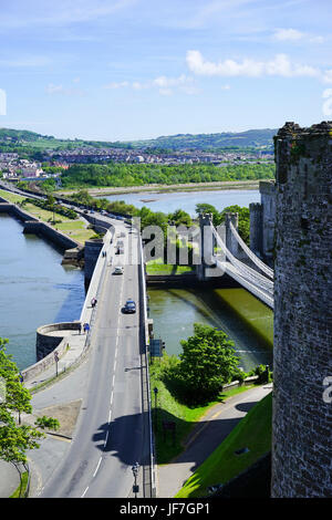 Blick von Conwy Castle zeigt die A55 Trunk Road und auch dem Original, welches über Thomas Telfords Hängebrücke ging. Conwy, North Wales, UK. Stockfoto