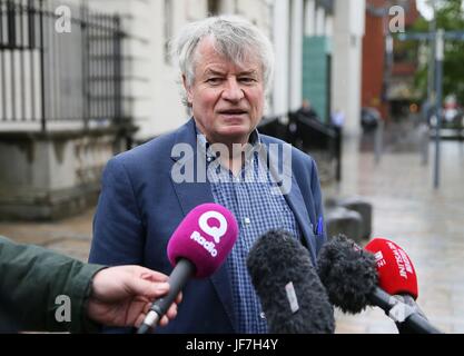 Les Allamby, Chief Commissioner of Northern Ireland Human Rights Commission, spricht zu den Medien außerhalb der Royal Courts of Justice, Belfast, wo der Court of Appeal Rechtsmittel zulässige gegen eines unteren Gerichts Urteil, dass Abtreibung Gesetzgebung mit der britischen Human Rights Act nicht vereinbar sei. Stockfoto