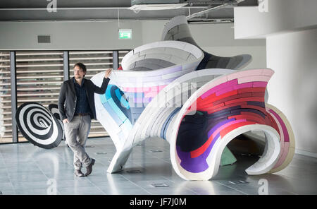 Adam Holloway mit seiner Kunstinstallation Apeiron Fow aus Papier, Teil des Rumpfes 2017 UK Stadtkultur Veranstaltung Paper City. Stockfoto