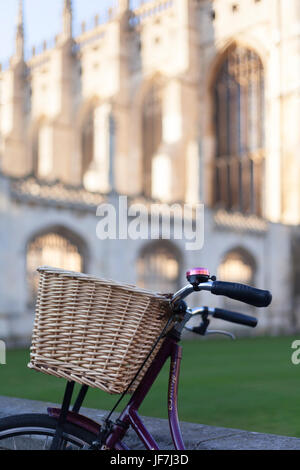 Fahrrad Korb vor Kings College in Cambridge Stockfoto