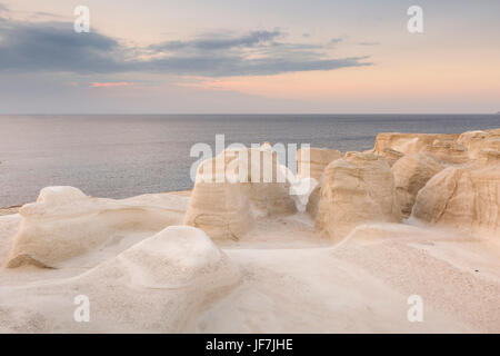 Vulkanische Felsformationen auf Sarakiniko Strand auf Milos, Griechenland. Stockfoto