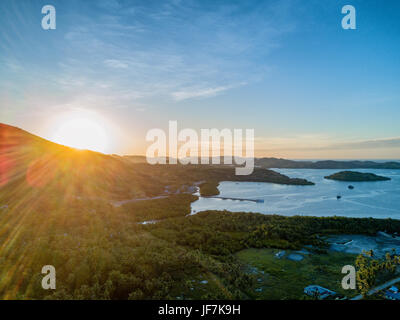 Sonnenuntergang über dem kleinen Dorf Riung auf der Insel von Ost-Nusa Tenggara in Indonesien. Stockfoto