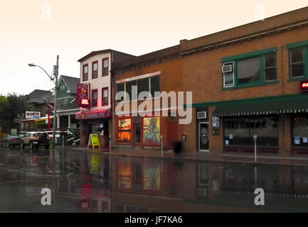 Alexandria Bay, New York, USA. 27. Juni 2017. Strömenden Regen im Dorf von Alexandria Bay, New York, eine touristische Stadt an den Ufern des The Saint Lawre Stockfoto