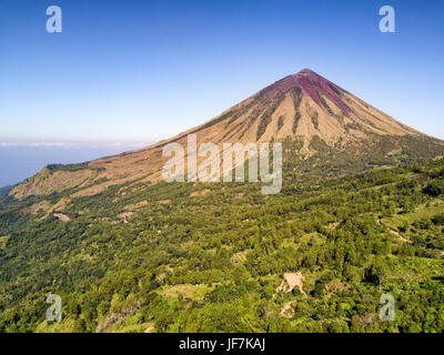 Luftaufnahme des Mount Inerie mit der Bena traditionelles Dorf am Fuße des Berges in der Nähe von Bajawa, Indonesien. Stockfoto