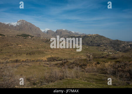 Der Berg Dorf Amadiya inmitten von den hohen Bergen des Irak-Kurdistan Stockfoto